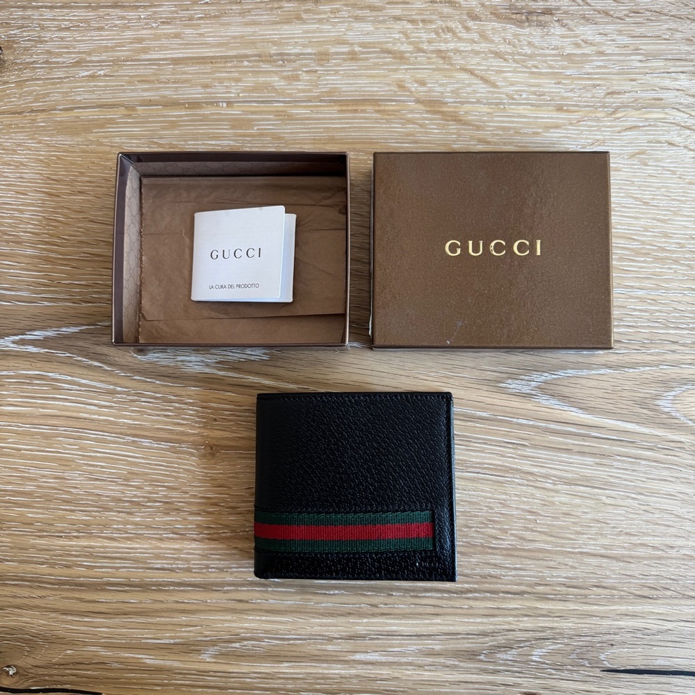 NEW Gucci Black Leather bifold Wallet with Green and Red Stripe